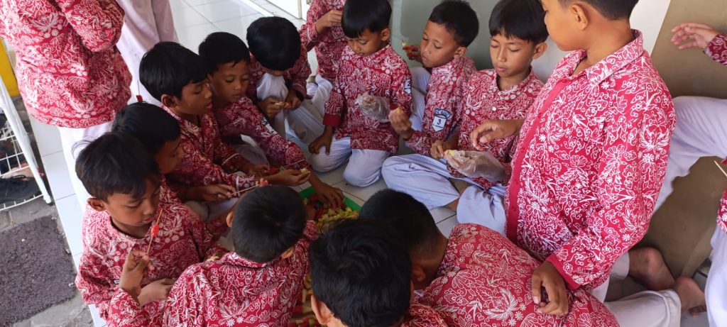 Proses menusuk buah-buahan