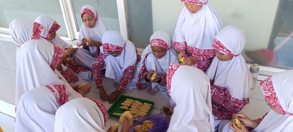Proses mengupas buah-buahan